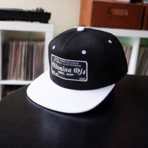 gorra vitaminadjs vinyl shop negro con detalles en blanco