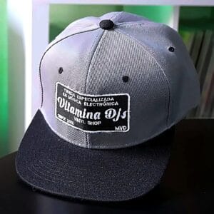 gorra vitaminadjs vinyl shop gris con detalles en negro