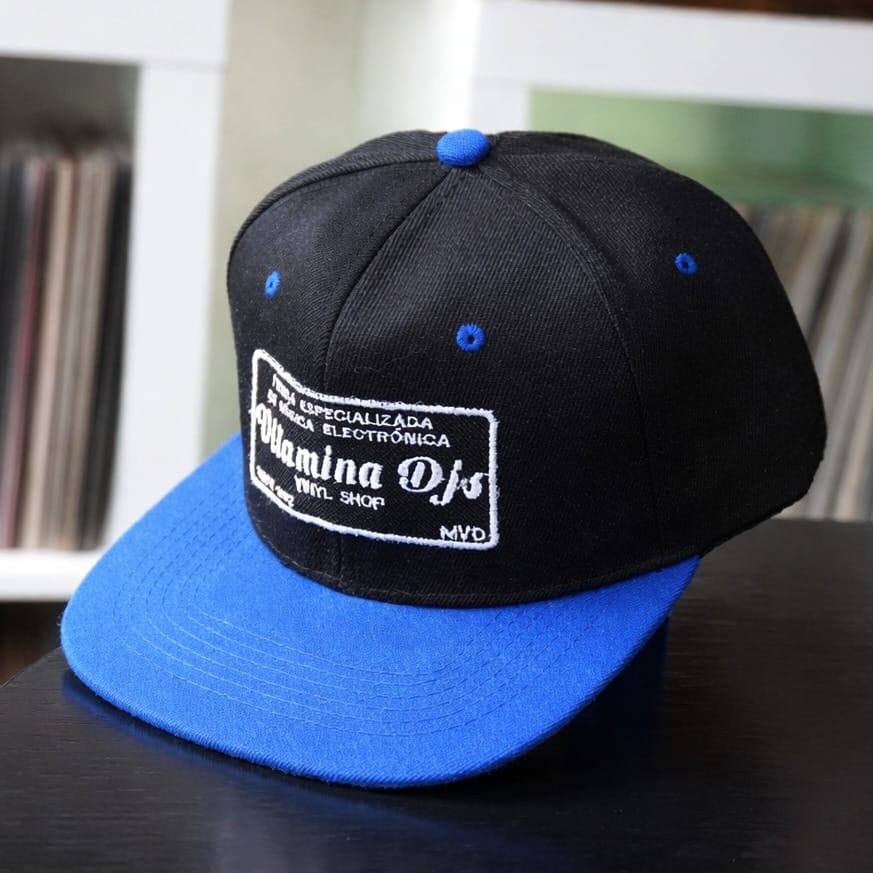 G0003_gorra_vitaminadjs_vinyl_shop_negro_detalles_azul gorra vitaminadjs vinyl shop negro con detalles en azul