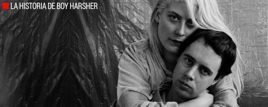 boy harsher banda abrazandose